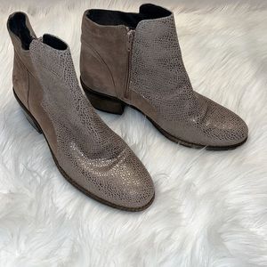 Bos. & Co. Glenbor Suede Leather heeled bootie Sz 9/40